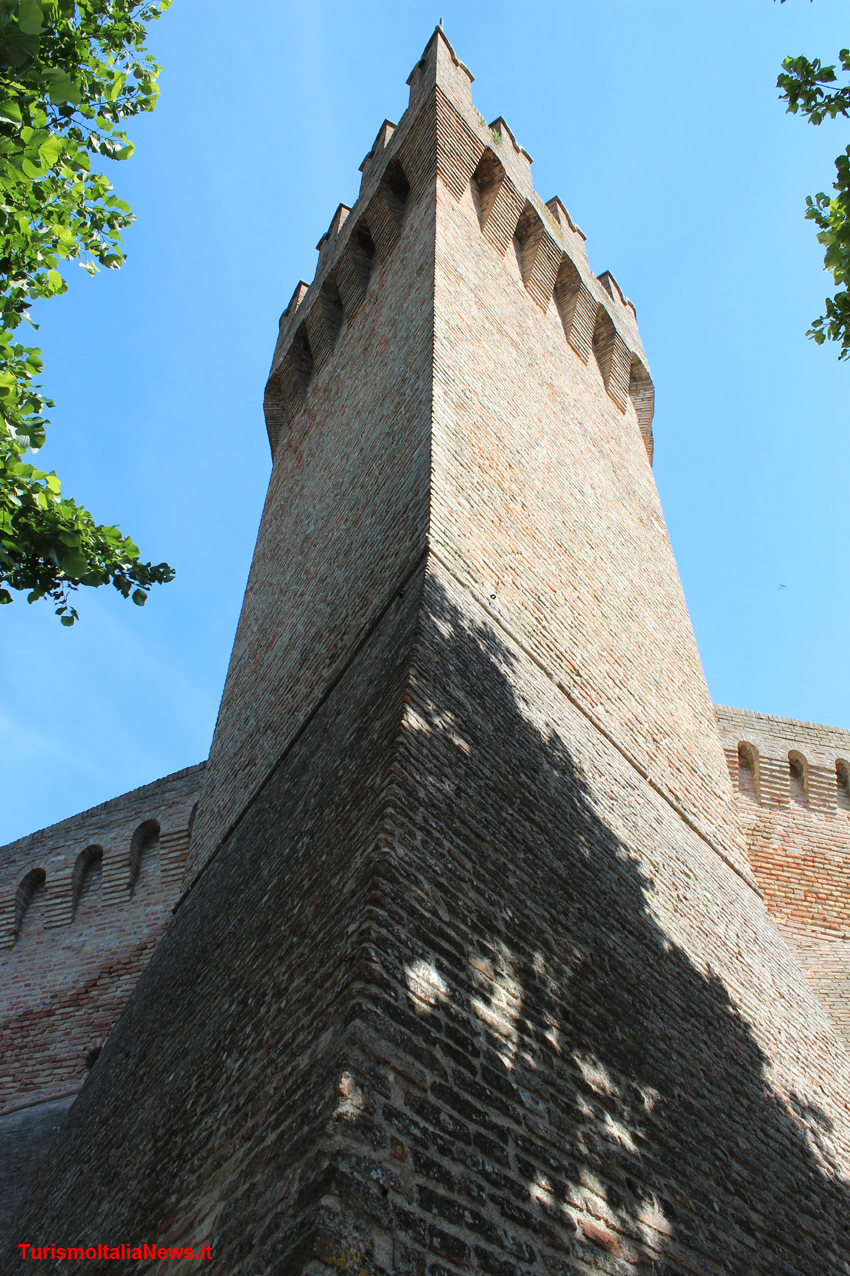 Marche: tra le mura di Corinaldo, il paese della Piaggia, straordinaria scalinata di 109 gradini