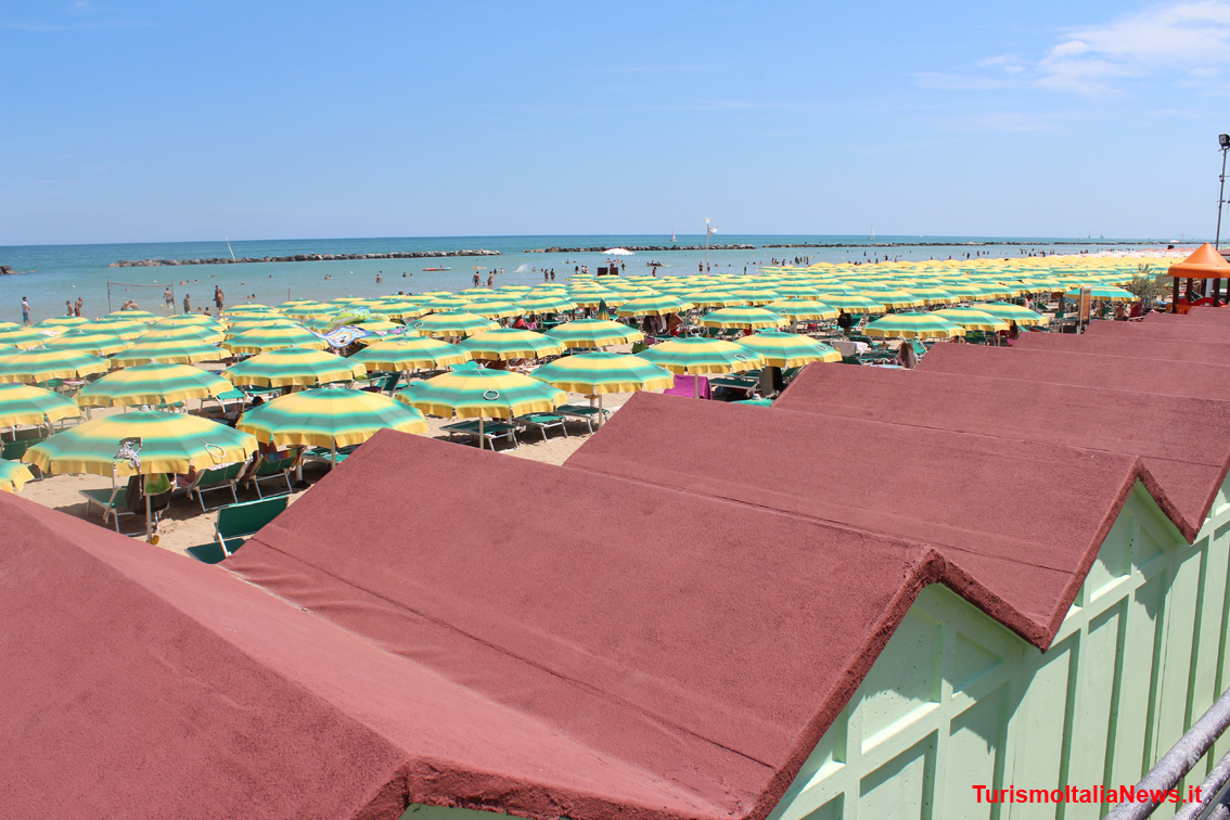 http://www.turismoitalianews.it/images/stories/mare/PesaroSpiaggia2.jpg