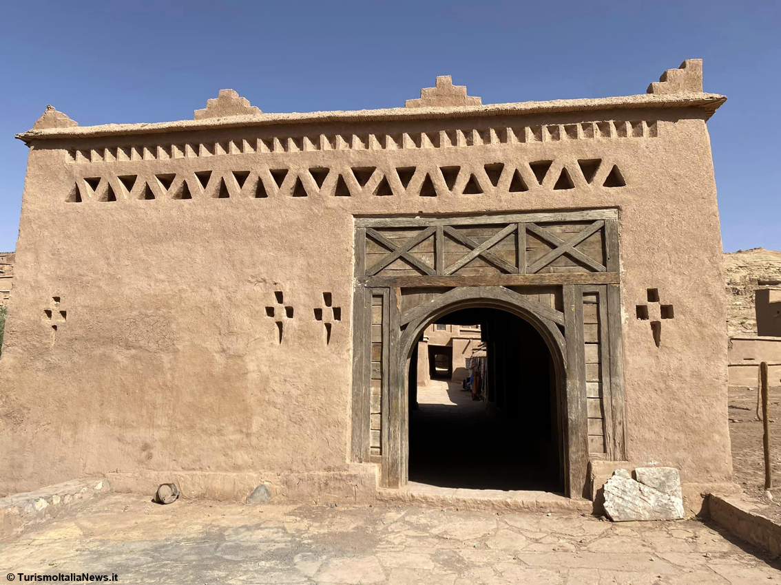 Aït-Ben-Haddou, il Marocco di terra e luce: viaggio nello ksar che racconta secoli di storia tra carovane e cinema