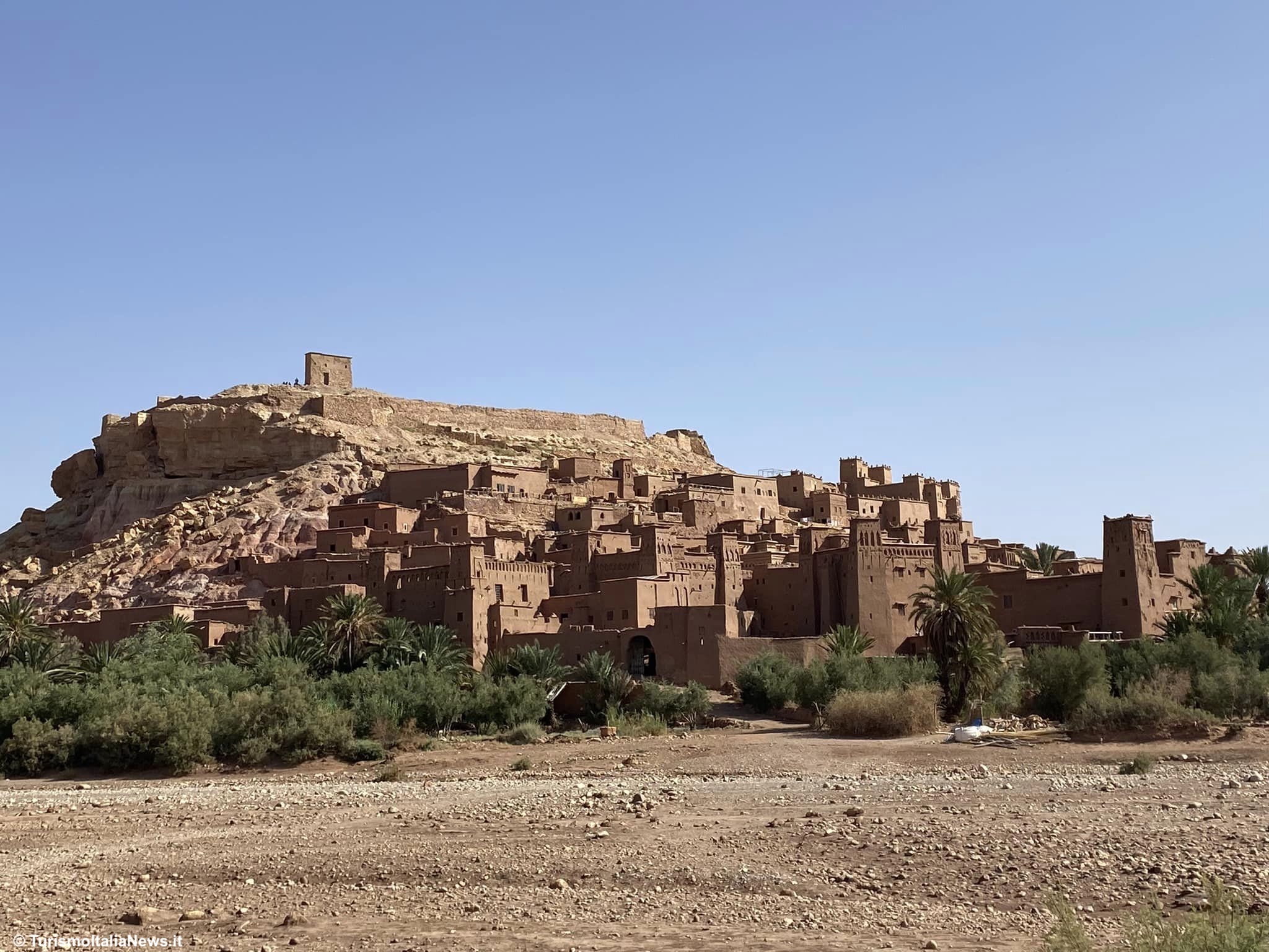 Aït-Ben-Haddou, il Marocco di terra e luce: viaggio nello ksar che racconta secoli di storia tra carovane e cinema