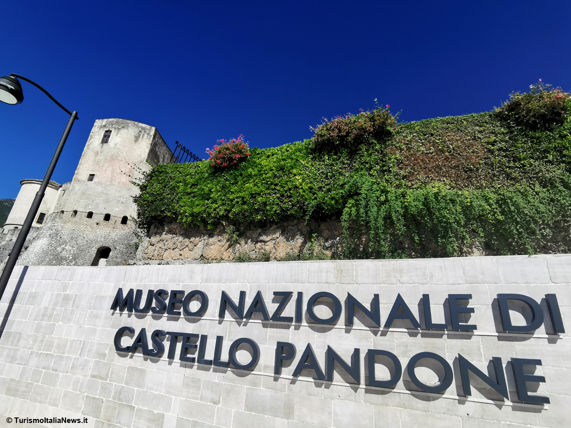 Nel Castello di Venafro i cavalli tridimensionali a grandezza naturale del Conte Pandone: passione e bellezza di cinque secoli fa