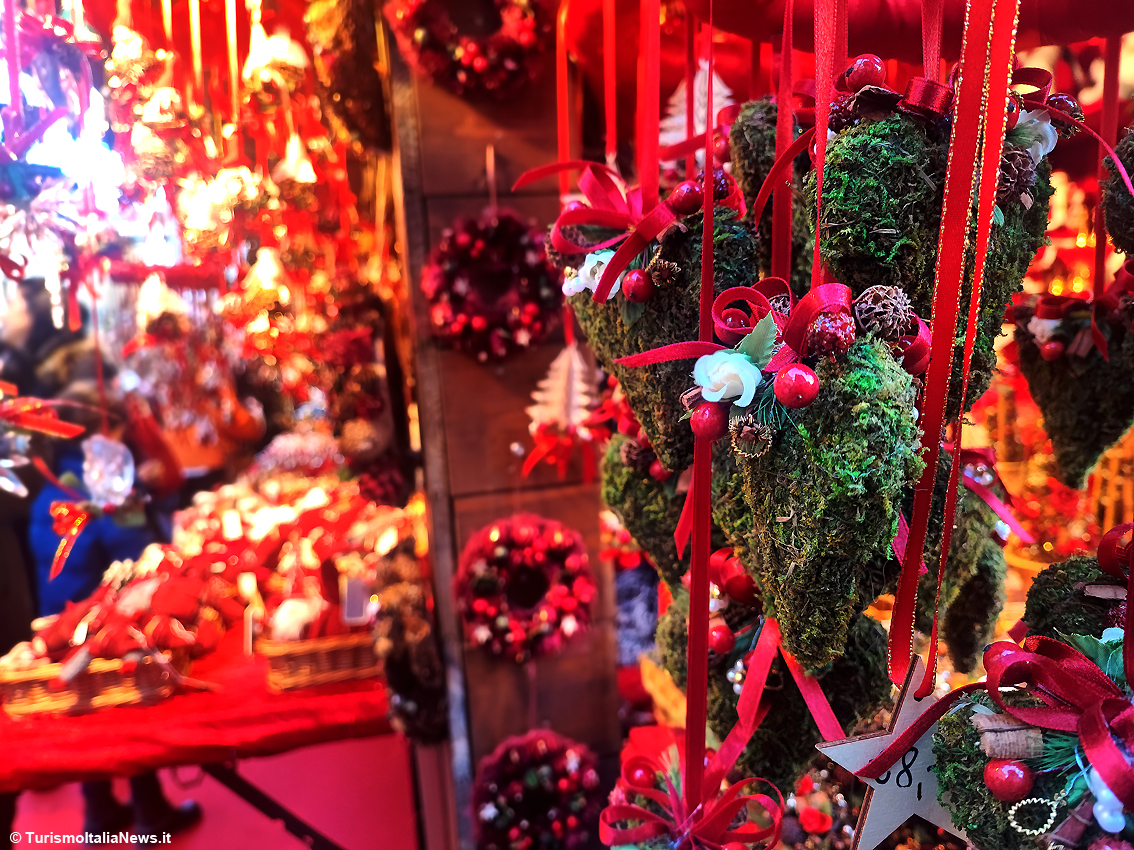 E’ il Tió de Nadal il testimonial delle tradizioni catalane: ecco il Natale di Barcellona tra colori, luci e profumi