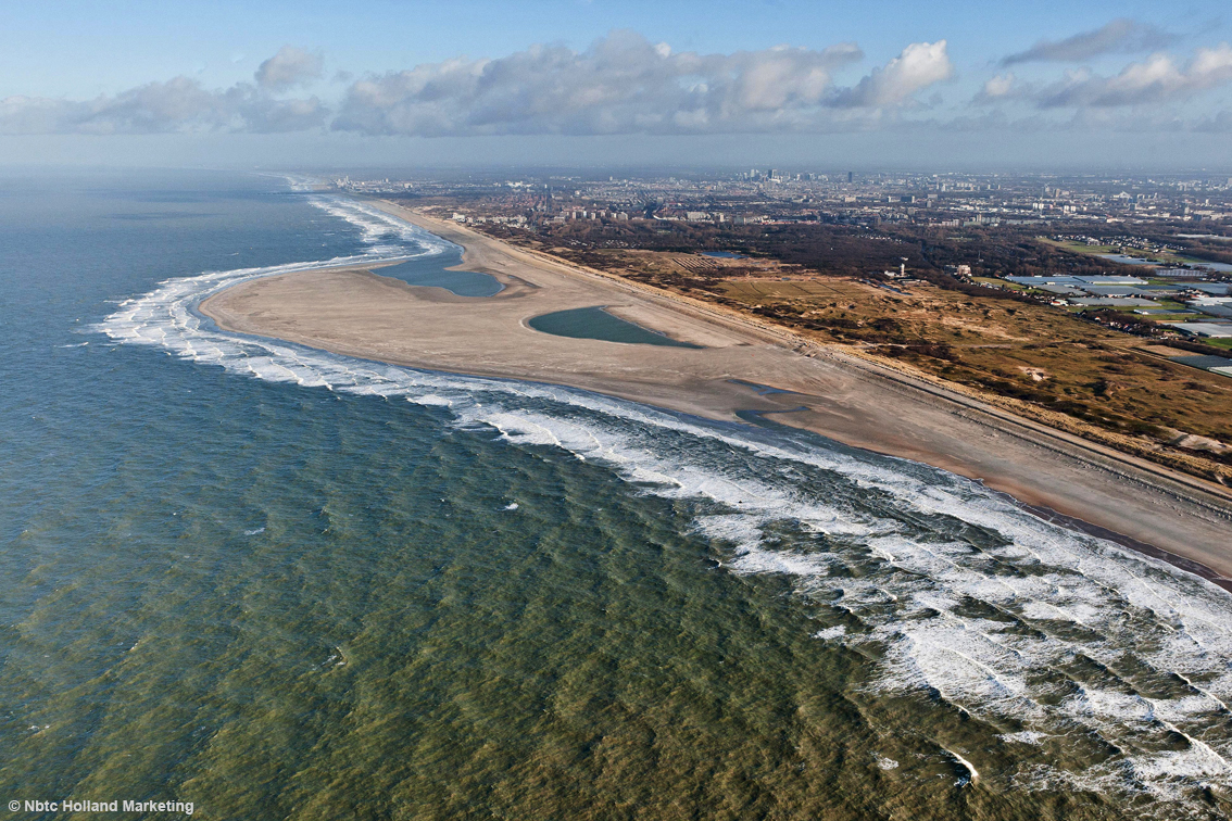 Olanda, penisola artificiale per proteggere la terra dall’innalzamento del mare: ecco lo Zandmotor, costruire con la natura