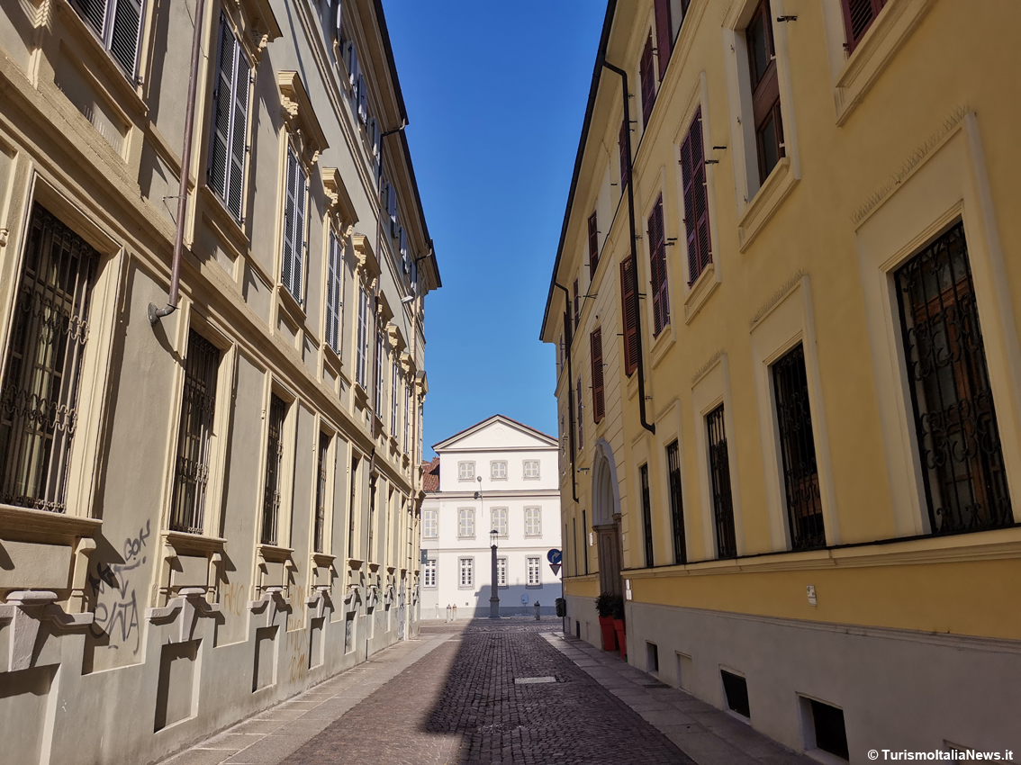 Da Napoleone a Umberto Eco, da Giorgio Vasari a Borsalino, un nuovo racconto sui muri della città: debutta il suggestivo videomapping