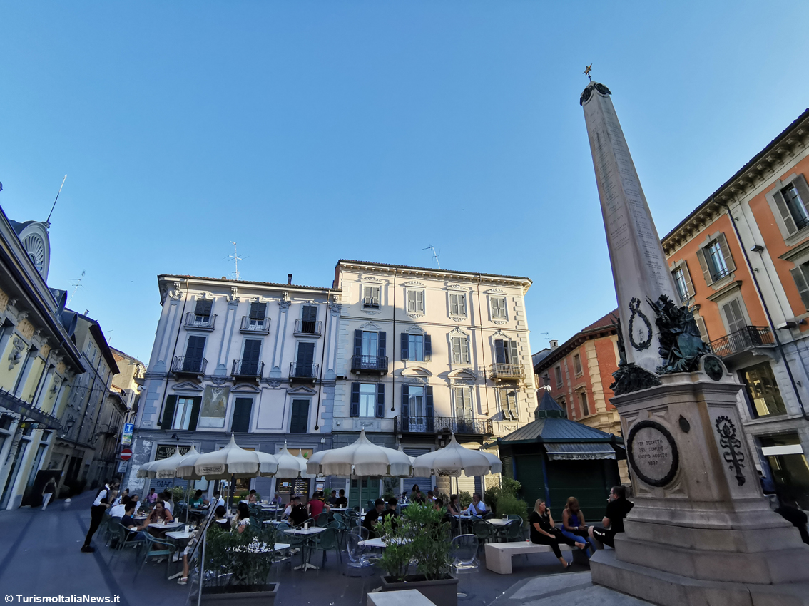 Da Napoleone a Umberto Eco, da Giorgio Vasari a Borsalino, un nuovo racconto sui muri della città: debutta il suggestivo videomapping
