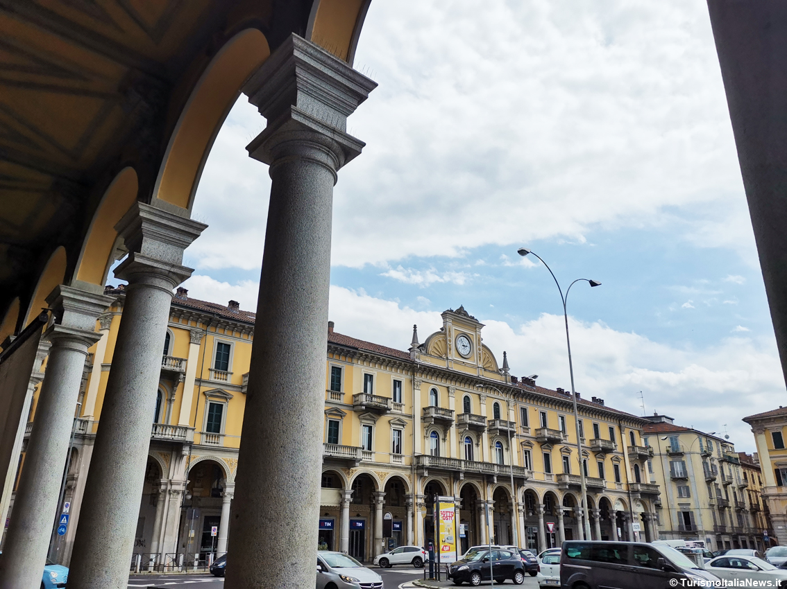 Da Napoleone a Umberto Eco, da Giorgio Vasari a Borsalino, un nuovo racconto sui muri della città: debutta il suggestivo videomapping
