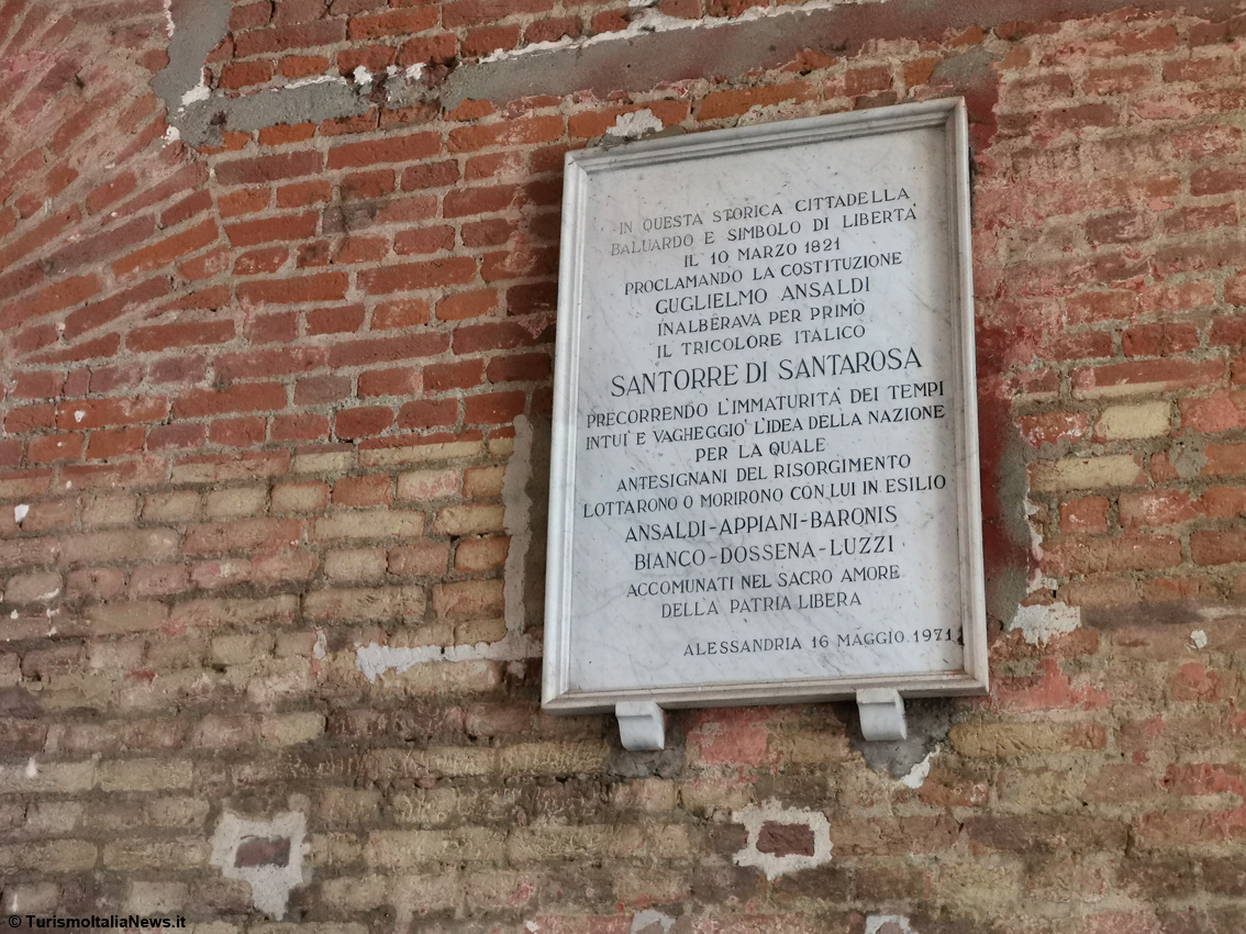 Da Napoleone a Umberto Eco, da Giorgio Vasari a Borsalino, un nuovo racconto sui muri della città: debutta il suggestivo videomapping