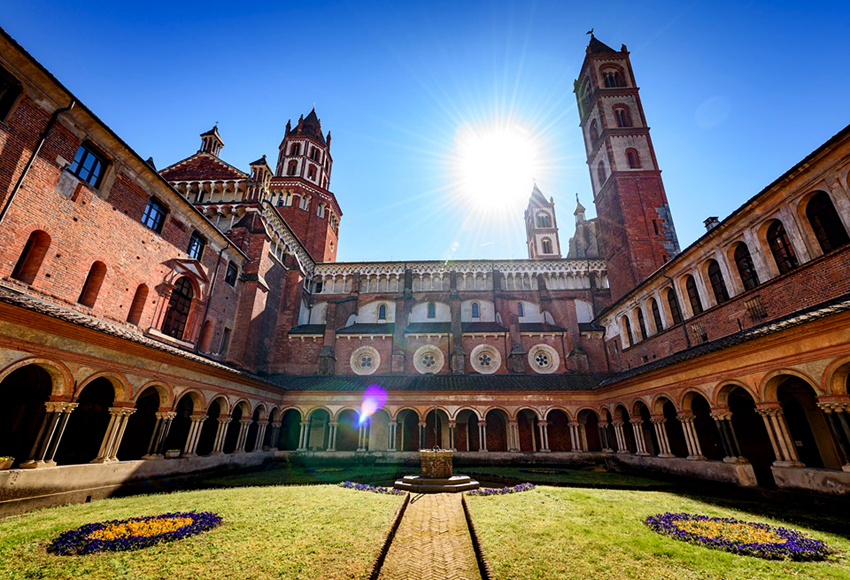 Tra Canterbury e Roma, sulla Via Francigena, l’abbazia di Sant’Andrea a Vercelli da otto secoli è un esempio di architettura gotica italiana