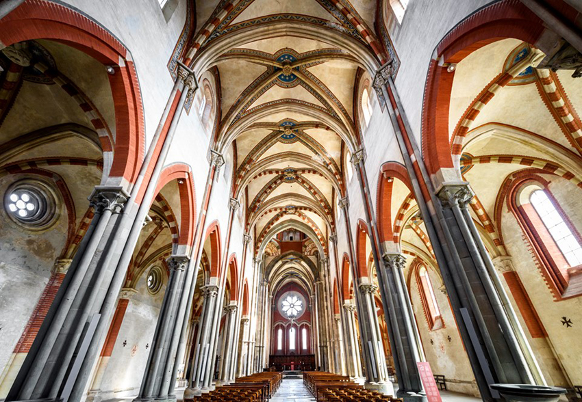 Tra Canterbury e Roma, sulla Via Francigena, l’abbazia di Sant’Andrea a Vercelli da otto secoli è un esempio di architettura gotica italiana
