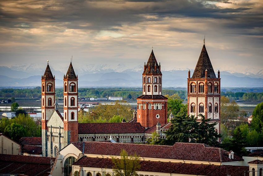 Tra Canterbury e Roma, sulla Via Francigena, l’abbazia di Sant’Andrea a Vercelli da otto secoli è un esempio di architettura gotica italiana
