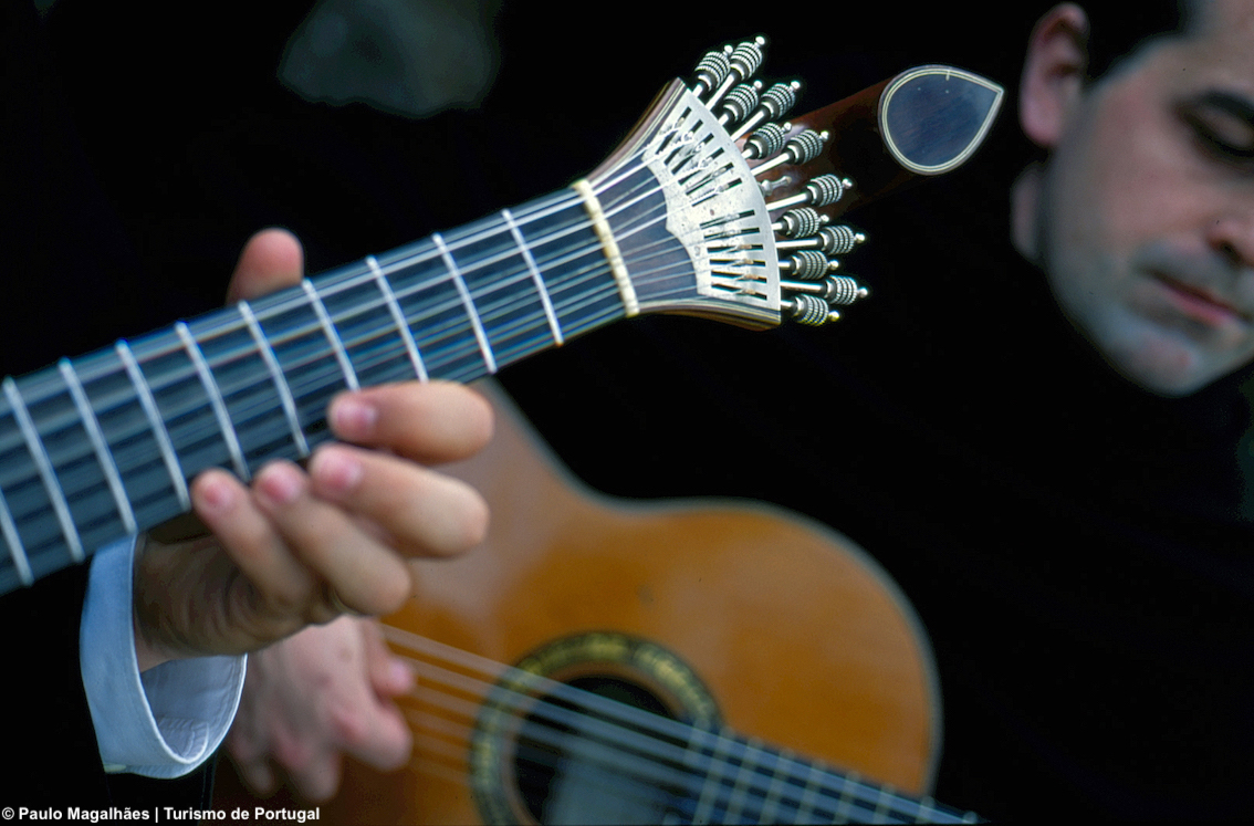 À descoberta do fado, a música popular de Portugal: canções típicas para ouvir em casa e continuar a viajar