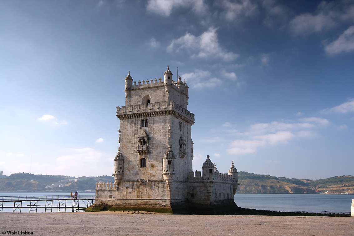 La torre di Belém è una torre fortificata situata a Lisbona. È un sito Patrimonio mondiale dell'Unesco che ha avuto un ruolo chiave nell'era delle scoperte, poiché serviva sia come fortezza che come porto da dove gli esploratori portoghesi partirono per stabilire quale sarebbe stato il primo commercio europeo nella storia con Cina e India