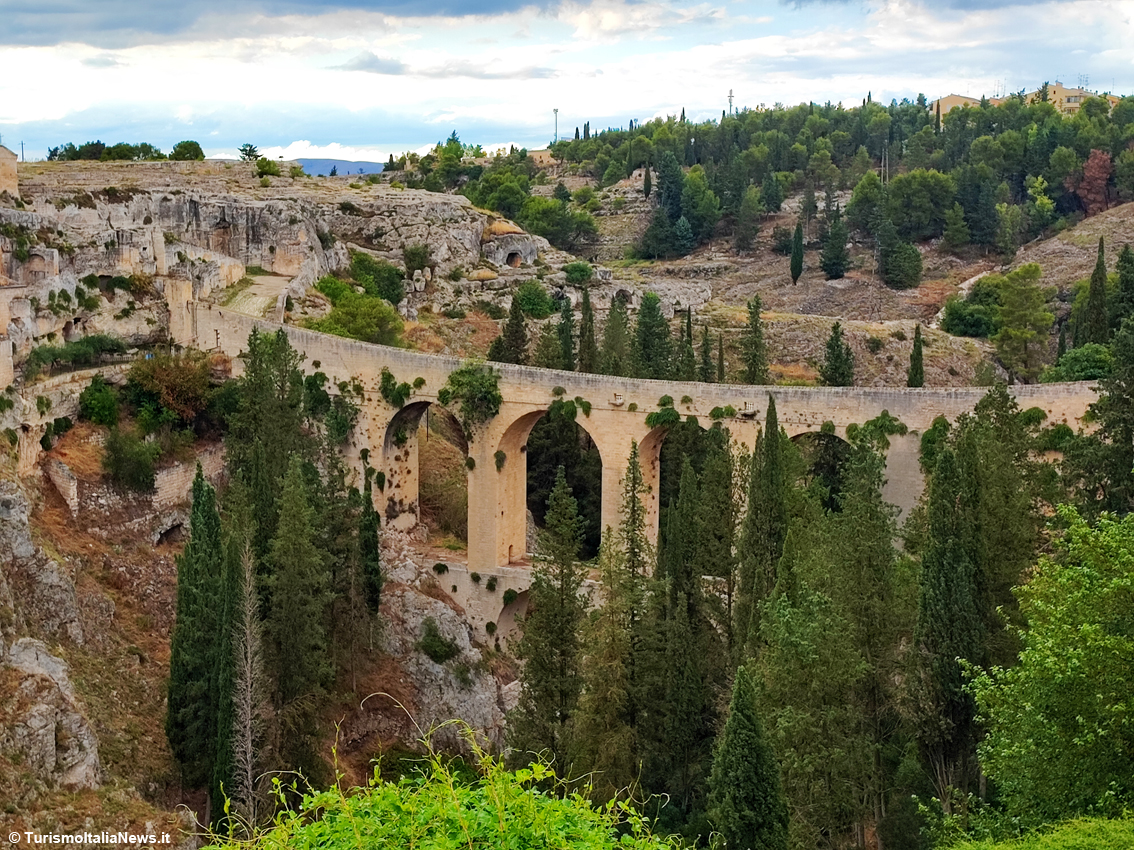 Gravina di Puglia, il ponte di James Bond racconta antiche storie di bellezza e devozione: spettacolare, scenografico, persino inquietante