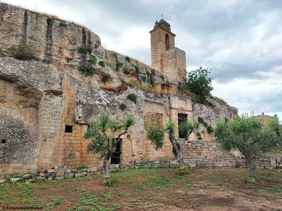 Gravina di Puglia, il ponte di James Bond racconta antiche storie di bellezza e devozione: spettacolare, scenografico, persino inquietante