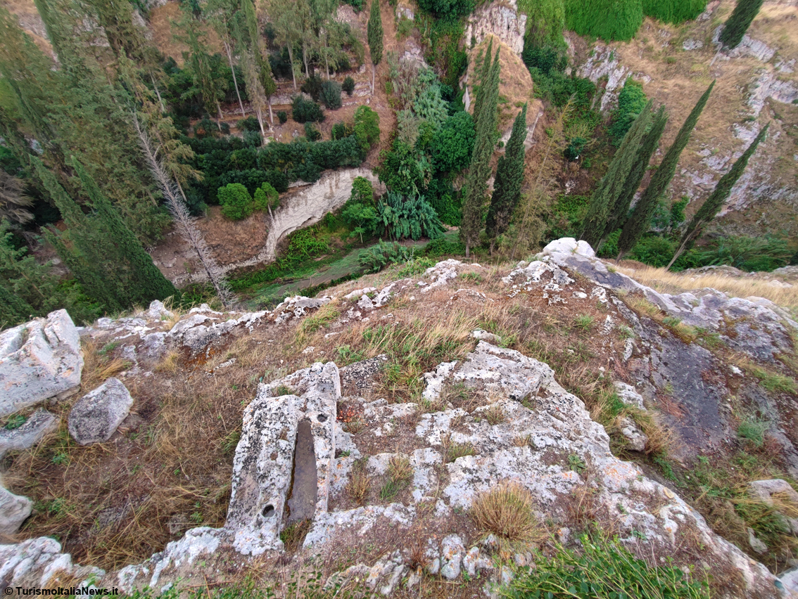 Gravina di Puglia, il ponte di James Bond racconta antiche storie di bellezza e devozione: spettacolare, scenografico, persino inquietante