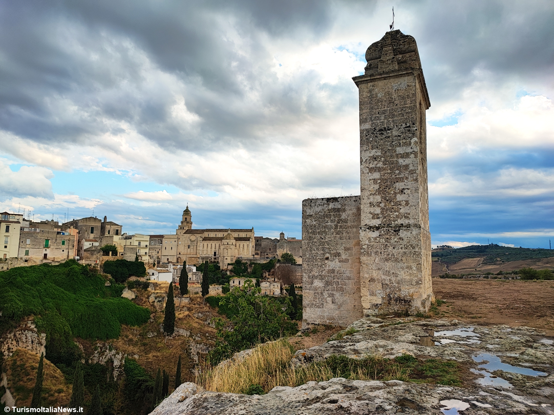 Gravina di Puglia, il ponte di James Bond racconta antiche storie di bellezza e devozione: spettacolare, scenografico, persino inquietante