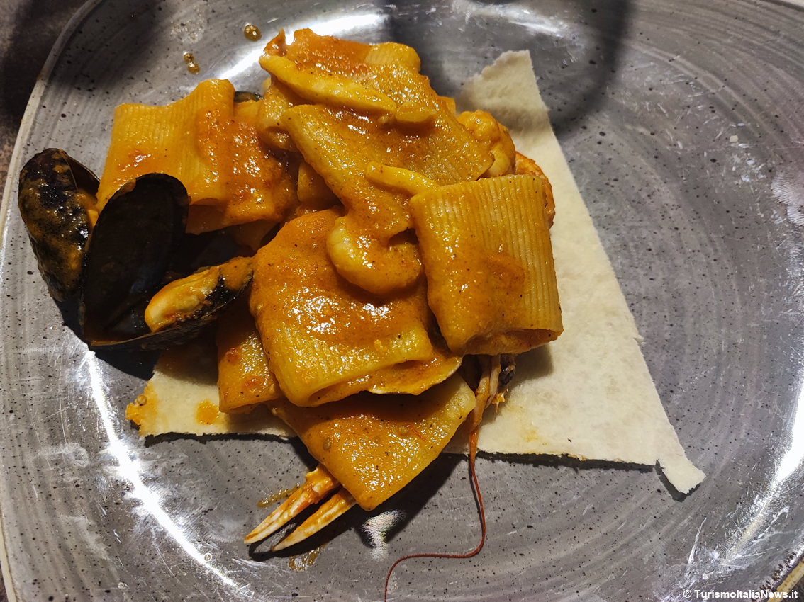 Paccheri in crosta nel coccio di terracotta proposti dal ristorante "La Dolce Vita" di Francesco Biundo