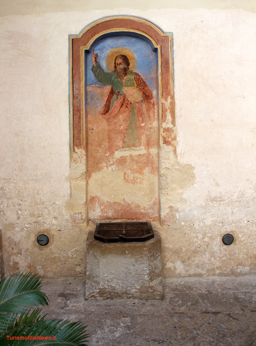 Quel pozzo è ancora lì, a documentare il mito o leggenda o tradizione che dir si voglia, e che Galatina ha opportunamente riscoperto e valorizzato