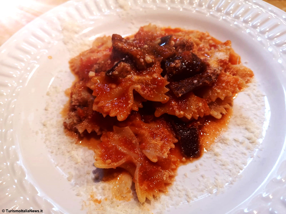 Le ricette di Casa Spineto: Farfalle con melanzana, salsiccia, pomodoro fresco e prezzemolo