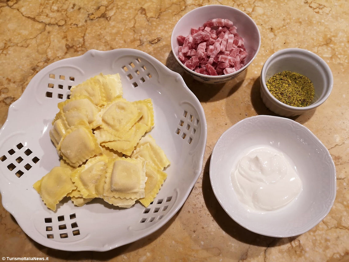 Le ricette di Casa Spineto: Ravioli di magro al Pecorino con pancetta croccante, panna e granella di pistacchi