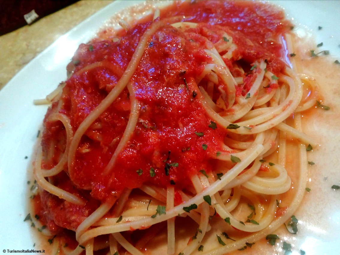 Spaghettone rosso al tonno: quando la pasta ha un suo cerimoniale