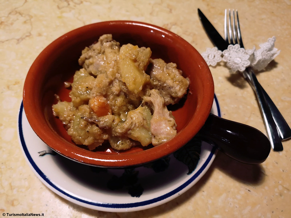 Le ricette di Casa Spineto: Stufato di maiale con patate a tocchetti in pirofila di terracotta, il gusto è garantito