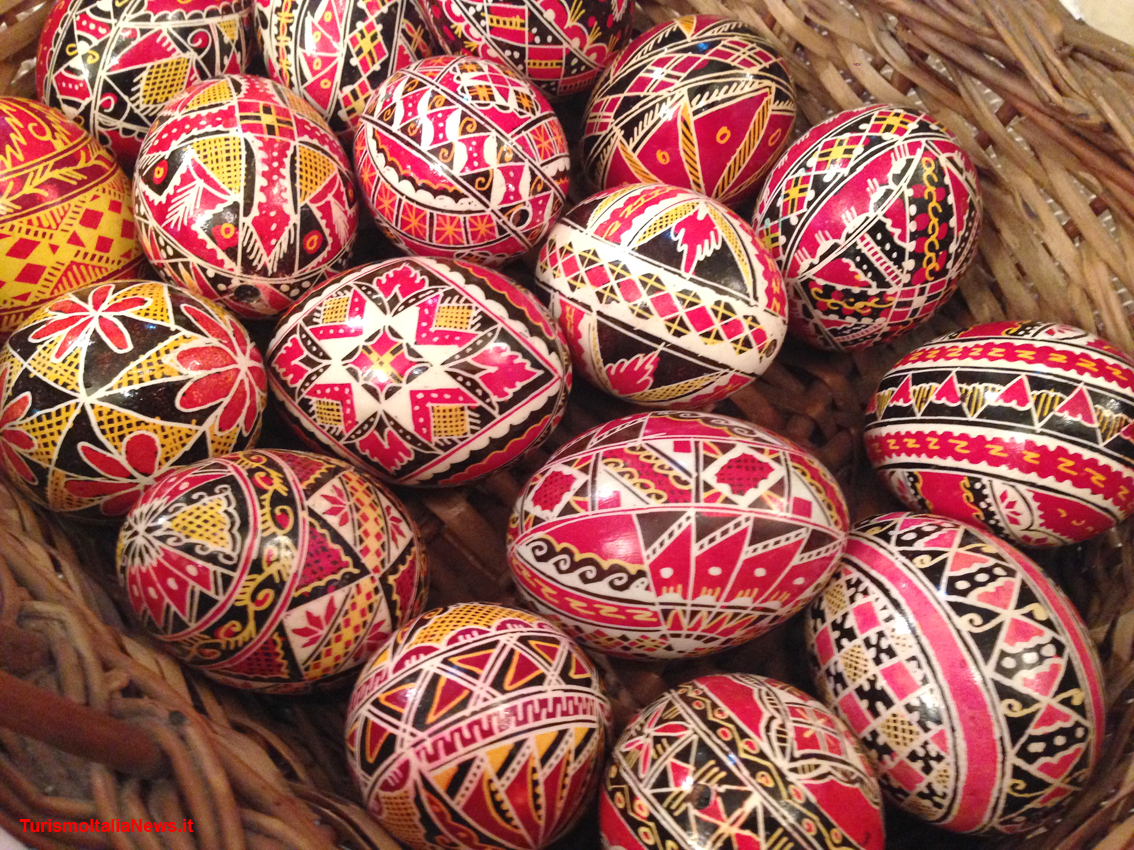 Devozione e tradizione nella Pasqua ortodossa in Romania, l'arte di dipingere le uova - Turismo Italia News