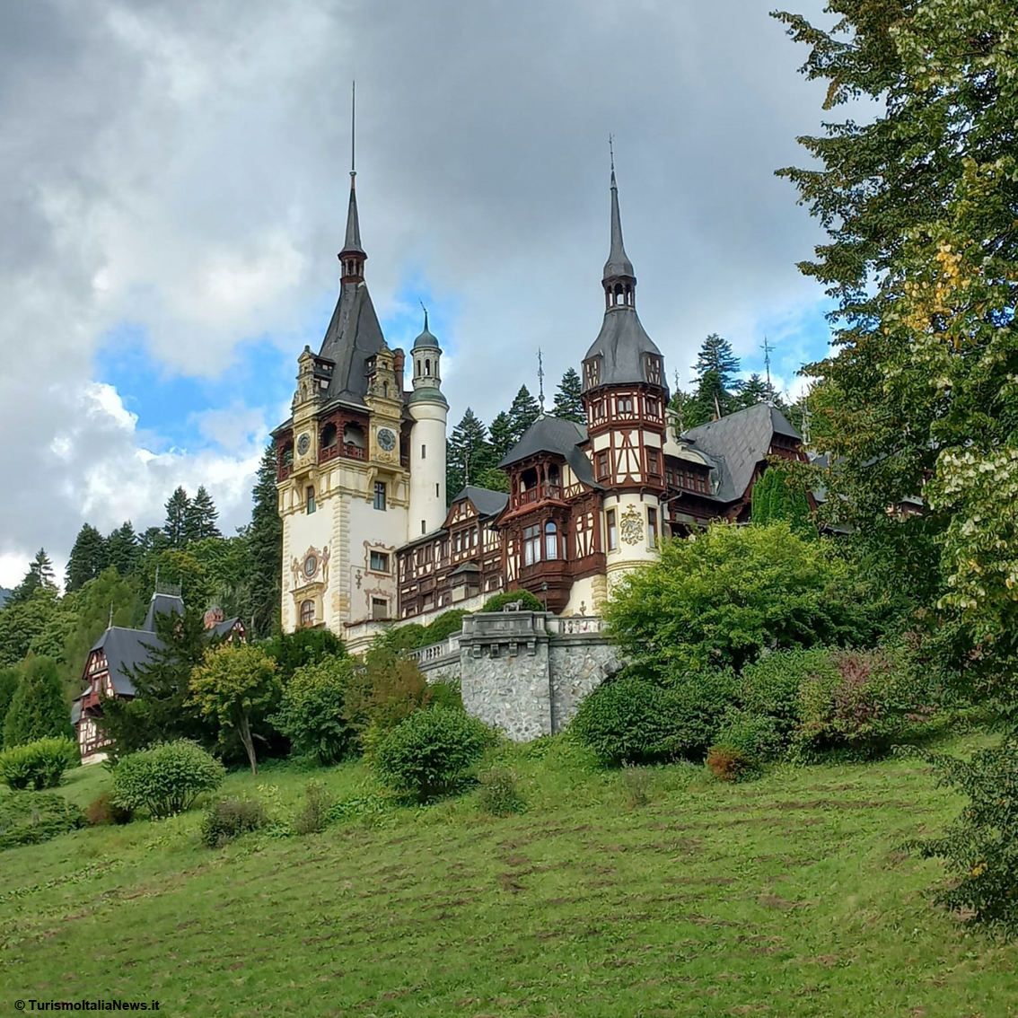 images/stories/romania/Peles_Castello_01.jpg
