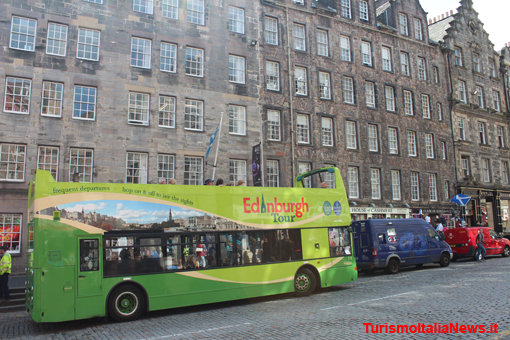 Da non perdere un giro panoramico della città a bordo di un autobus aperto a due piani