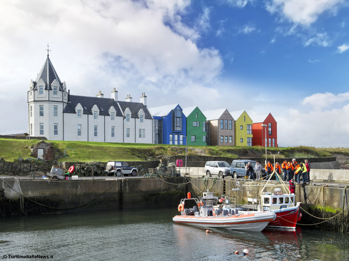 John O’Groats è una località dell'estremo nord-est della Scozia, nella contea di Caithness (Highlands). È un punto di partenza per i traghetti diretti alle isole Orcadi John O’Groats, first & last di Gran Bretagna in riva al Mare del Nord