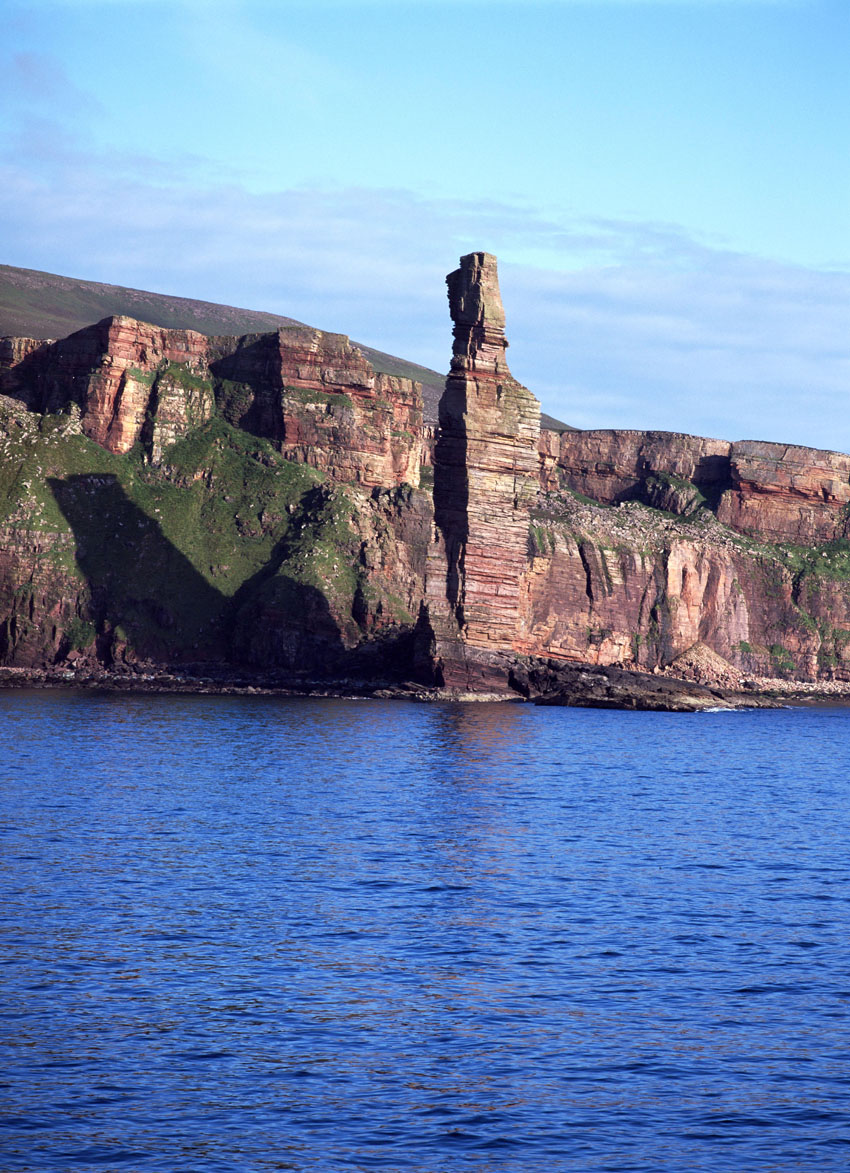 Un’escursione di tre chilometri (sei considerando andata e ritorno) lungo la costa nord-est da John O'Groats al Duncansby Head Lighthouse riserva scorci emozionanti, compresi i massicci faraglioni chiamati “The Stacks of Duncansby”