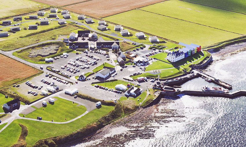 John O’Groats è una località dell'estremo nord-est della Scozia, nella contea di Caithness (Highlands). È un punto di partenza per i traghetti diretti alle isole Orcadi John O’Groats, first & last di Gran Bretagna in riva al Mare del Nord