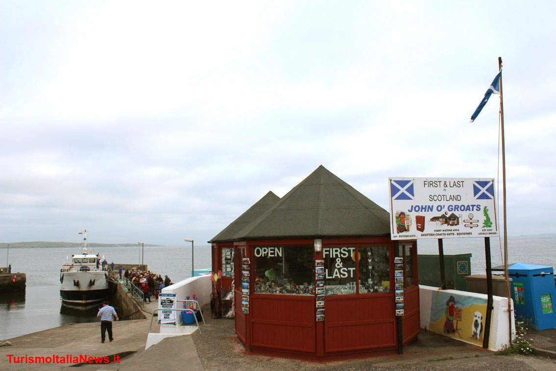 John O’Groats è una località dell'estremo nord-est della Scozia, nella contea di Caithness (Highlands). È un punto di partenza per i traghetti diretti alle isole Orcadi John O’Groats, first & last di Gran Bretagna in riva al Mare del Nord