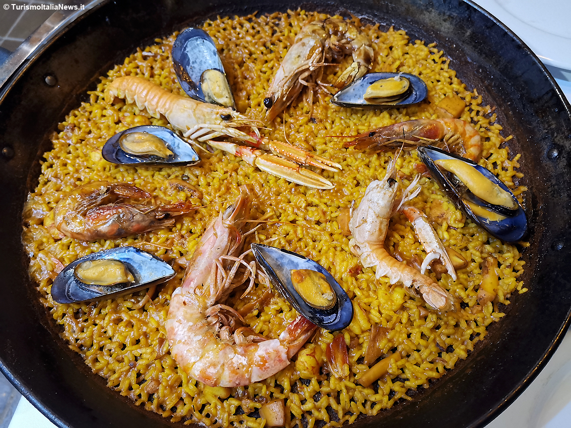 La Spagna in 19 piatti della tradizione: la Paella della Comunità Valenciana va forte a tavola e viaggia anche per posta