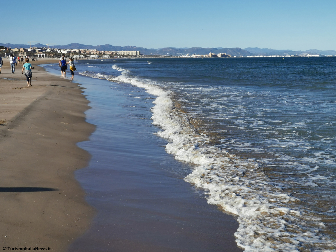 Inizia la stagione della spiaggia, è tempo di tirar fuori costume ed asciugamano: a Valencia chilometri e chilometri di divertimento