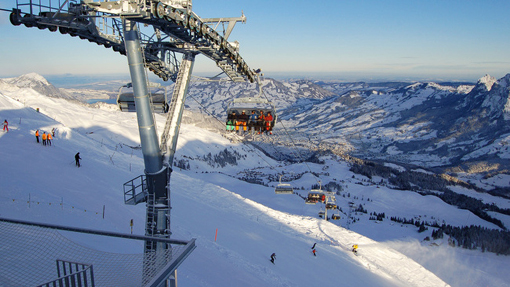 Nel villaggio di Stoos, magnifico paesaggio alpino ai piedi del Fronalpstock