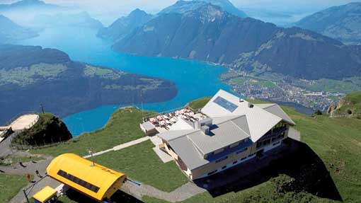Nel villaggio di Stoos, magnifico paesaggio alpino ai piedi del Fronalpstock