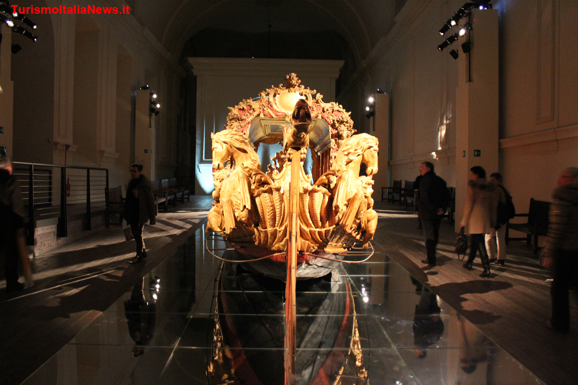 La Barca Sublime alla Scuderie Juvarriane: un viaggio affascinante nel lusso dei Savoia
