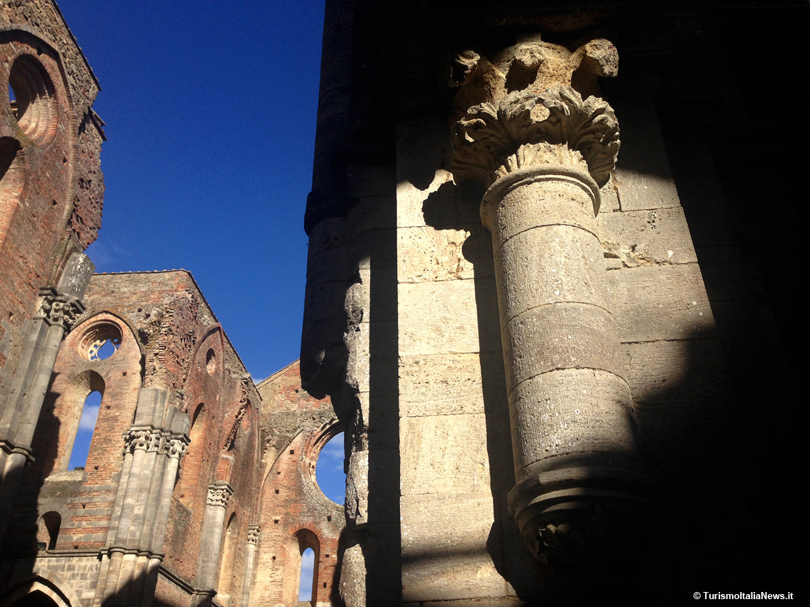 Quella spada nella roccia nella campagna senese: San Galgano, la splendida Abbazia cistercense e il mito che fa concorrenza a Re Artù