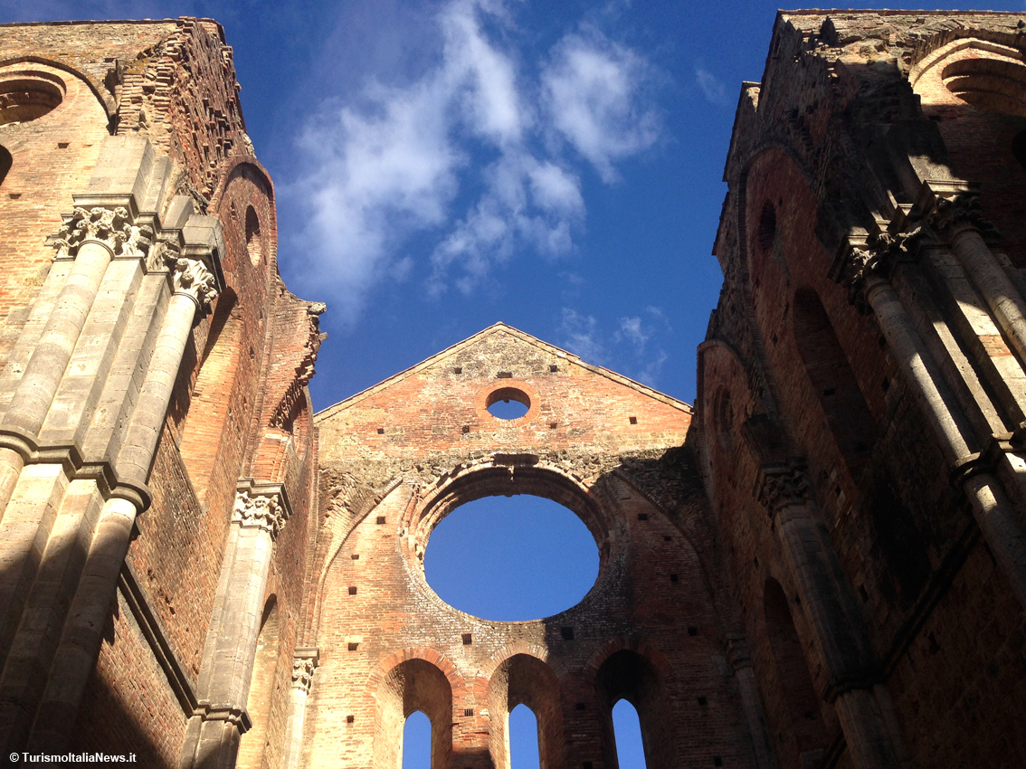 Quella spada nella roccia nella campagna senese: San Galgano, la splendida Abbazia cistercense e il mito che fa concorrenza a Re Artù