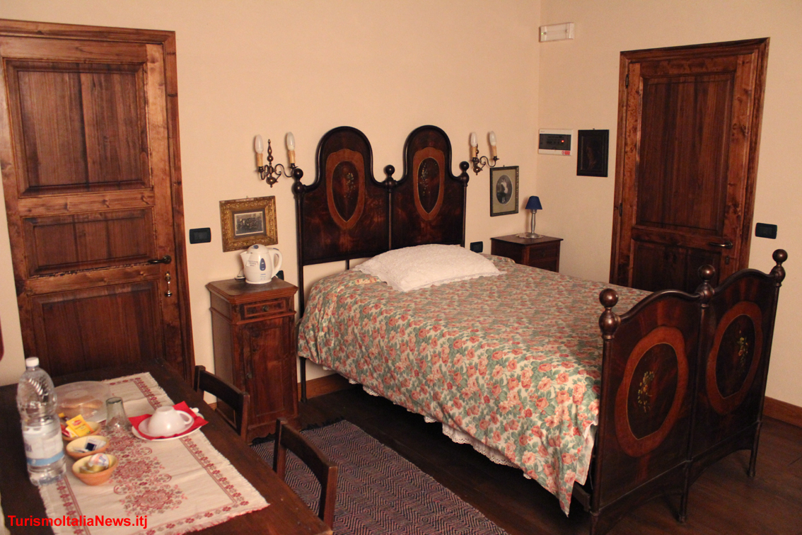 Oggi il Castello dell’Aquila non è solo l’abitazione della signora Gabriella Girardin, ma anche una residenza di charme in cui si può provare l’emozione di soggiornare e pernottare in una delle stanze ricavate nella torre quadrangolare