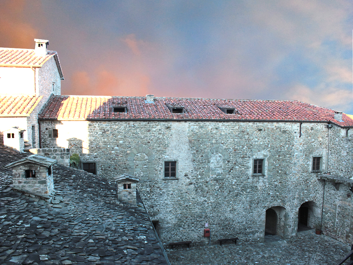 Oggi il Castello dell’Aquila non è solo l’abitazione della signora Gabriella Girardin, ma anche una residenza di charme in cui si può provare l’emozione di soggiornare e pernottare in una delle stanze ricavate nella torre quadrangolare