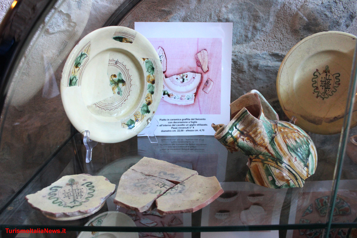 Frammenti di ceramiche di antica fattura recuperati durante la ripulitura del castello