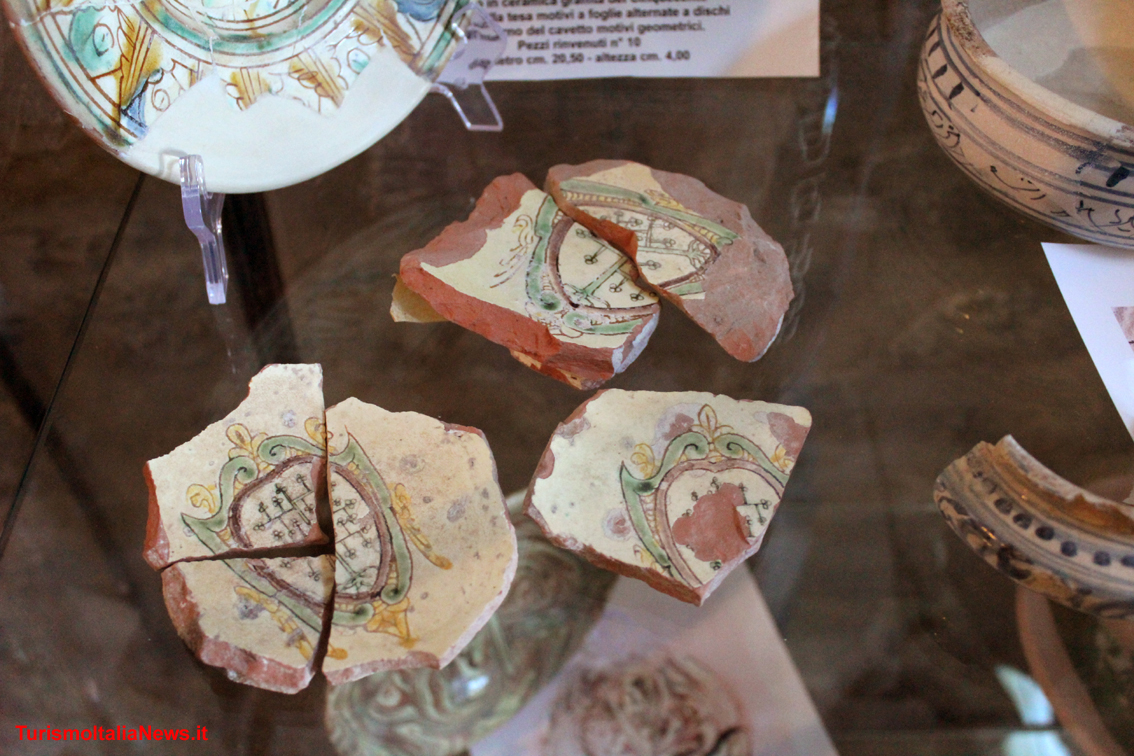 Frammenti di ceramiche di antica fattura recuperati durante la ripulitura del castello