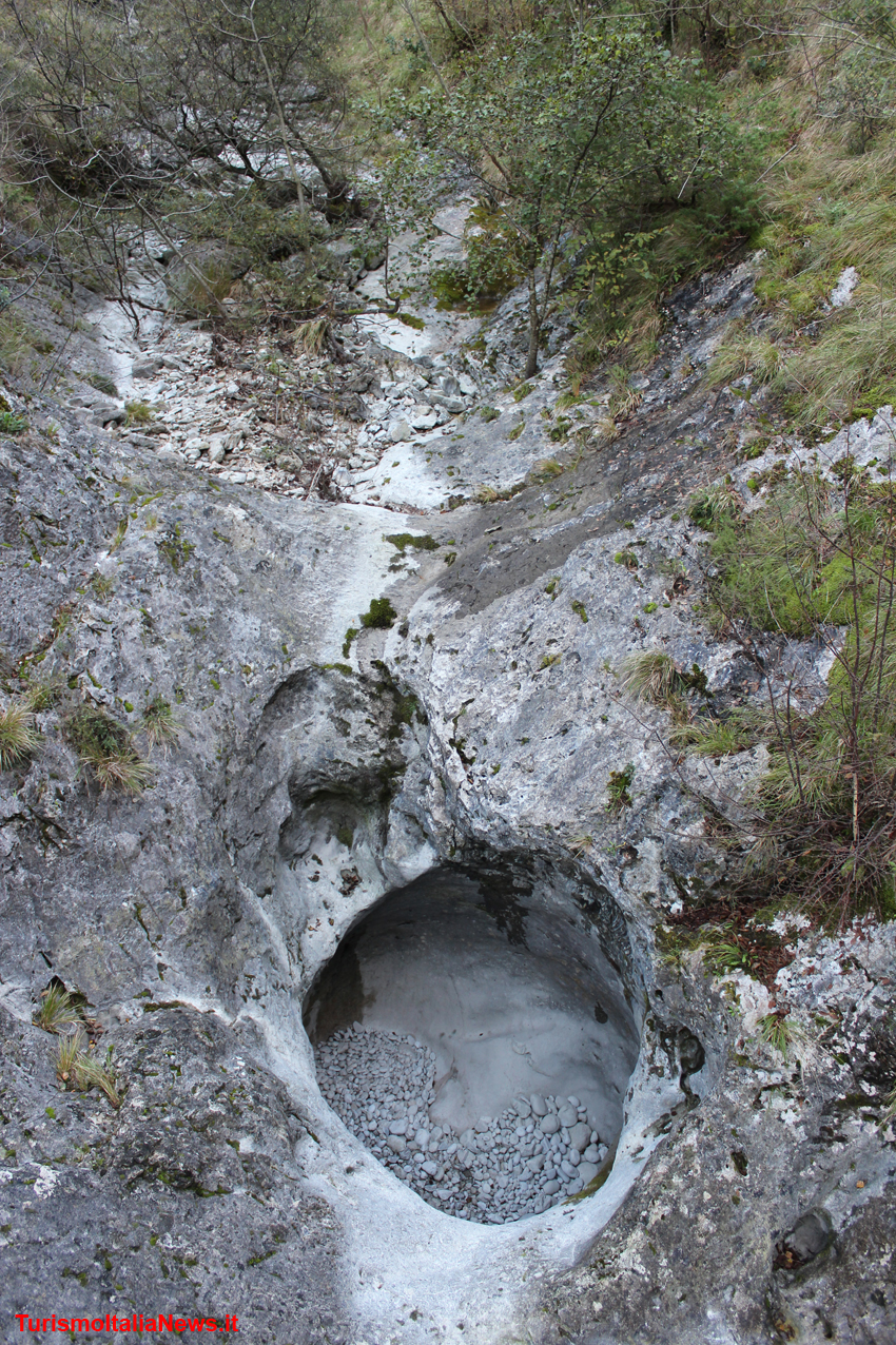 La "Buca dei serpi" è una marmitta dei giganti, una particolare morfologia superficiale che si presenta come una cavità scavata verticalmente nella roccia calcarea