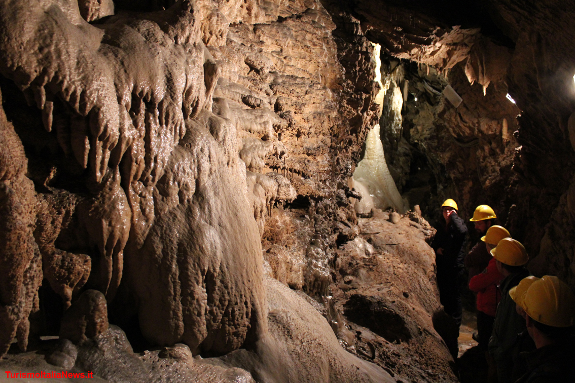 Nelle grotte di Equi Terme il gigantesco Orso delle caverne: nelle Alpi Apuane in migliaia di anni l’acqua ha scavato un altro mondo