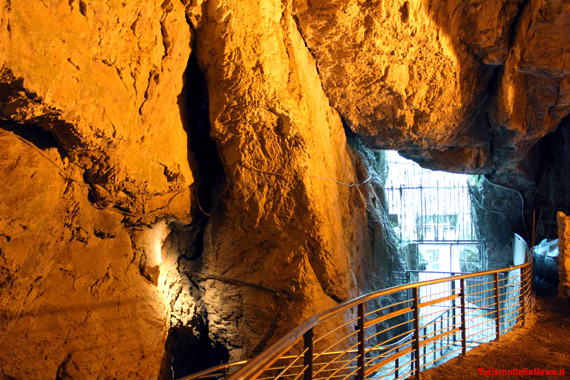 L'ingresso delle Grotte di Equi Terme, in Lunigiana