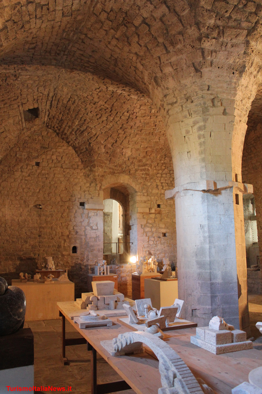 A rendere ancor più magici i luoghi, ci sono tante opere del maestro Pietro Cascella, bozzetti e progetti, che si possono ammirare in particolare nella Sala d’Armi