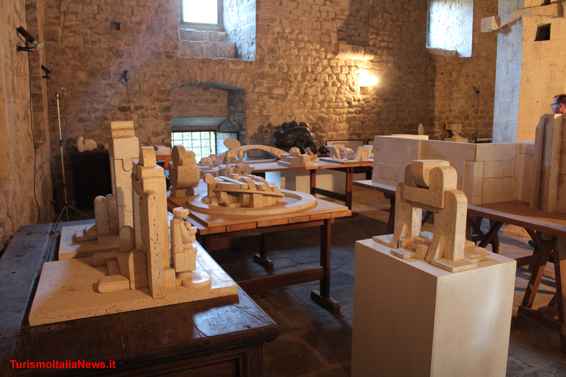 A rendere ancor più magici i luoghi, ci sono tante opere del maestro Pietro Cascella, bozzetti e progetti, che si possono ammirare in particolare nella Sala d’Armi