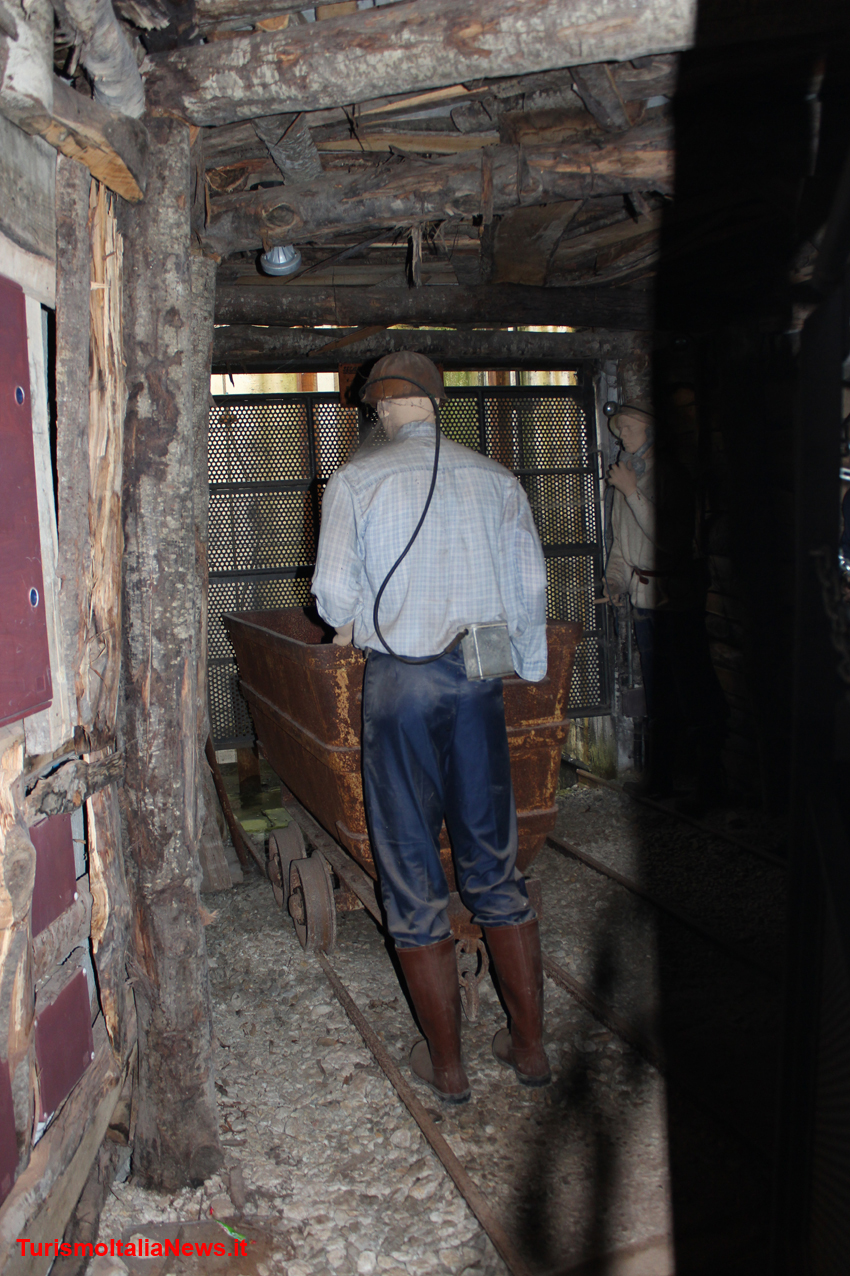 Nella galleria visitabile, rivestita in legno, sono ricostruiti vari ambienti corredati di utensili, macchinari e sono state ricreate alcune fasi di lavoro e i fronti di escavazione con terreni contenenti cinabro